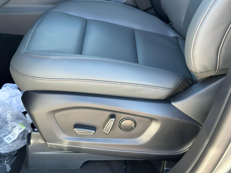 Ford Explorer Vehicle Full-screen Gallery Image 13