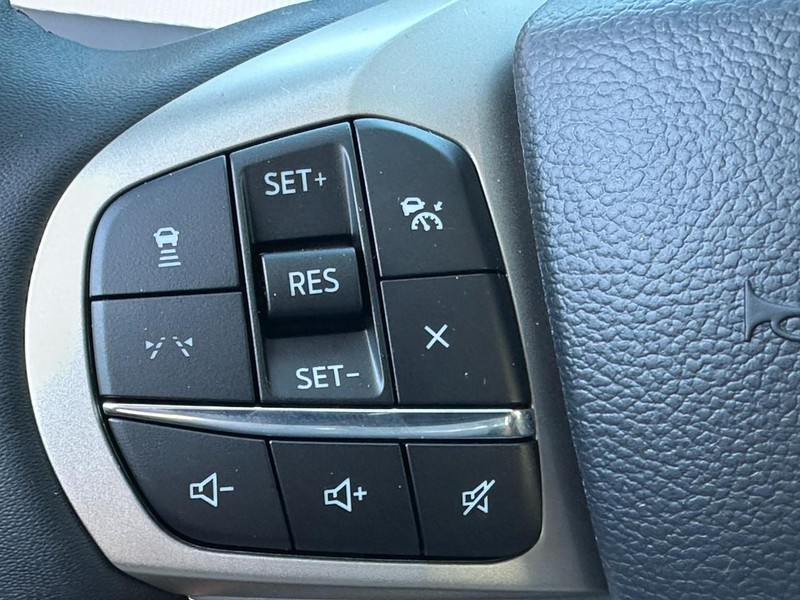 Ford Explorer Vehicle Full-screen Gallery Image 14