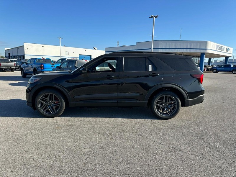 Ford Explorer Vehicle Full-screen Gallery Image 2