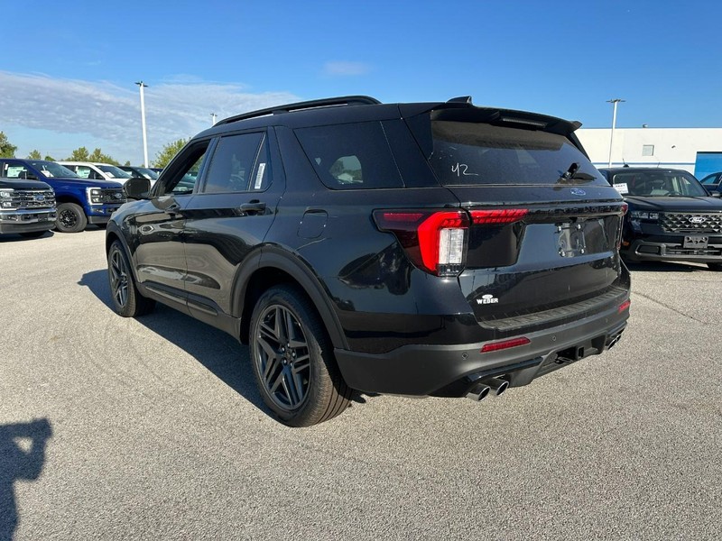 Ford Explorer Vehicle Full-screen Gallery Image 3