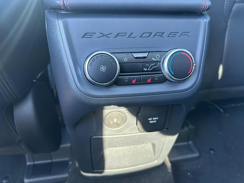 Ford Explorer Vehicle Full-screen Gallery Image 6