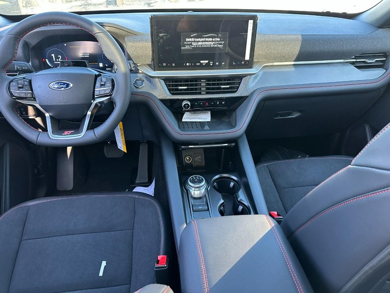 Ford Explorer Vehicle Full-screen Gallery Image 8