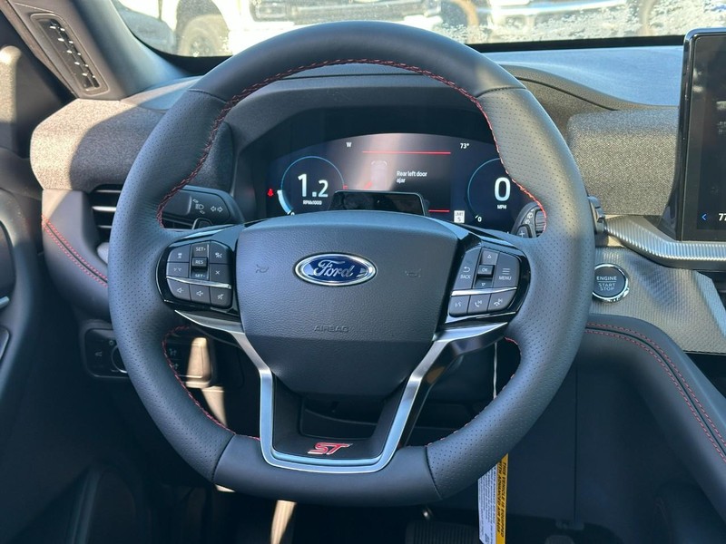 Ford Explorer Vehicle Full-screen Gallery Image 9