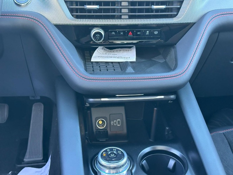 Ford Explorer Vehicle Full-screen Gallery Image 11