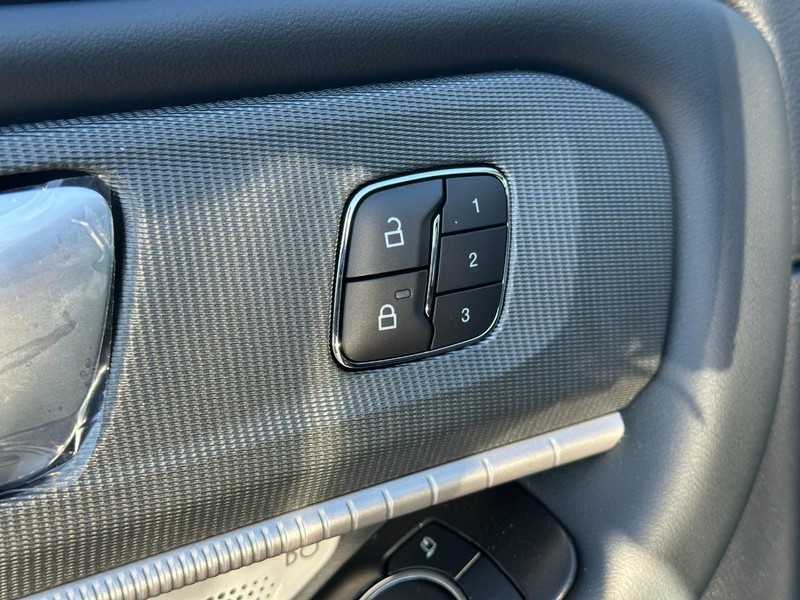 Ford Explorer Vehicle Full-screen Gallery Image 13