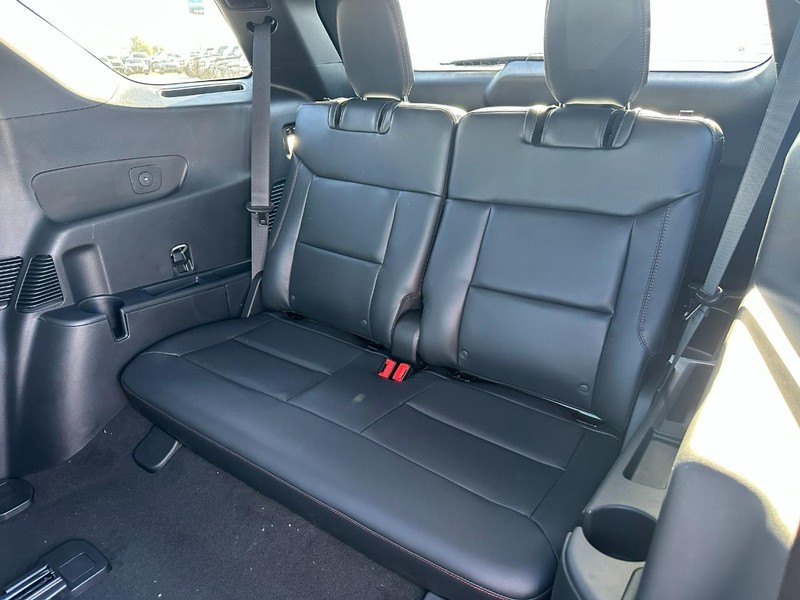 Ford Explorer Vehicle Full-screen Gallery Image 4