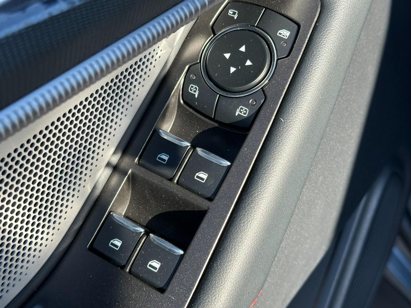 Ford Explorer Vehicle Full-screen Gallery Image 11