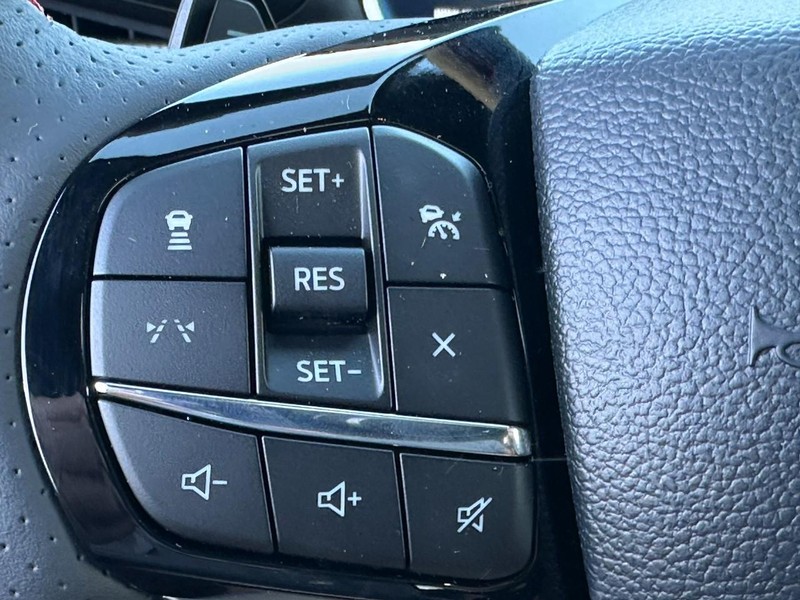 Ford Explorer Vehicle Full-screen Gallery Image 13