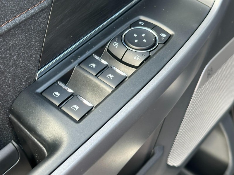 Ford F-150 Vehicle Full-screen Gallery Image 9