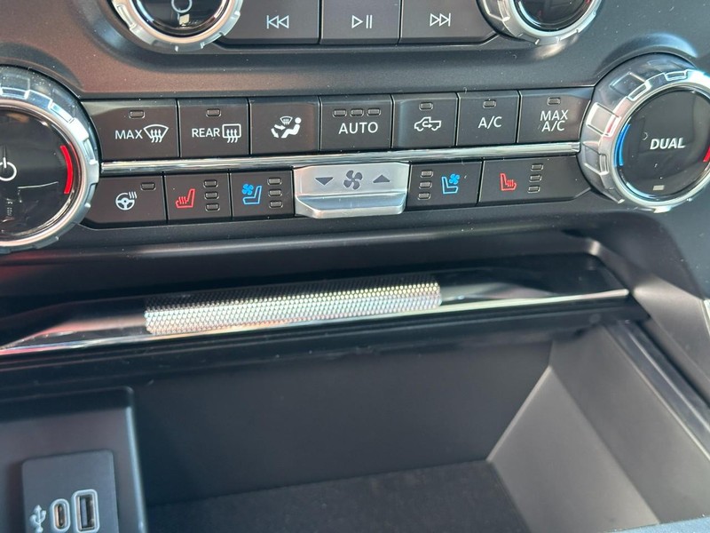 Ford F-150 Vehicle Full-screen Gallery Image 15