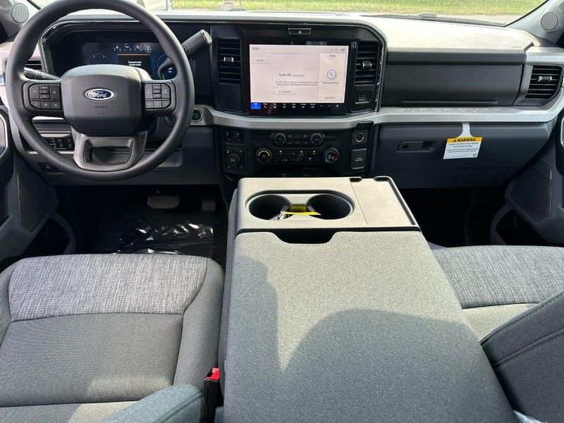 Ford Super Duty F-250 SRW Vehicle Full-screen Gallery Image 5