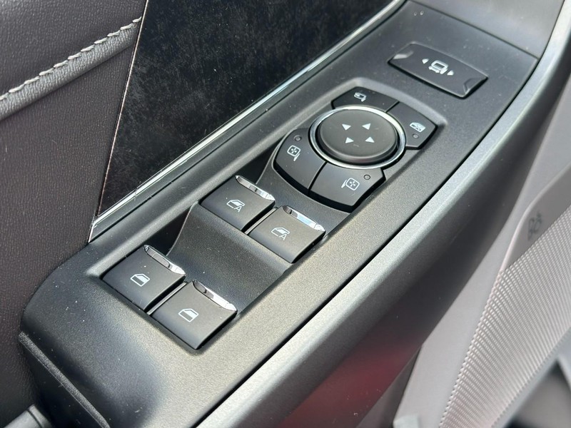 Ford Super Duty F-250 SRW Vehicle Full-screen Gallery Image 9