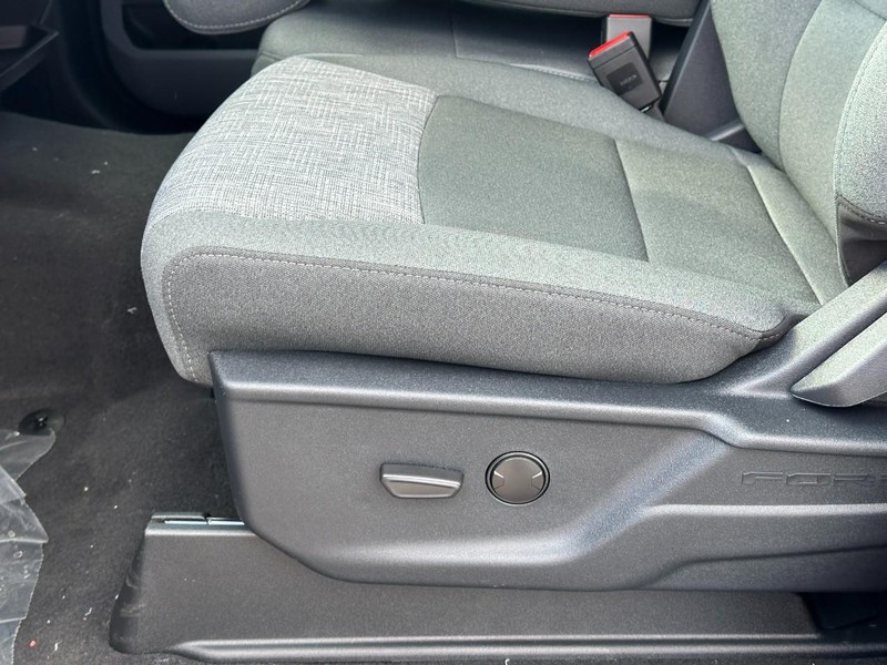 Ford Super Duty F-250 SRW Vehicle Full-screen Gallery Image 10