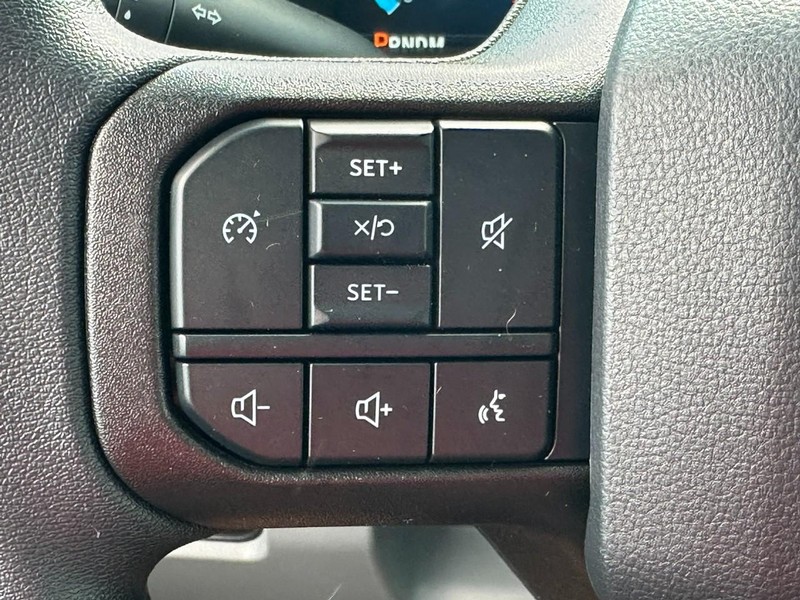 Ford Super Duty F-250 SRW Vehicle Full-screen Gallery Image 11