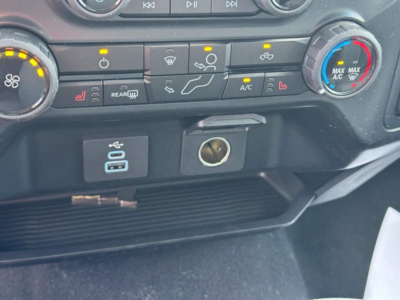 Ford Super Duty F-250 SRW Vehicle Full-screen Gallery Image 14