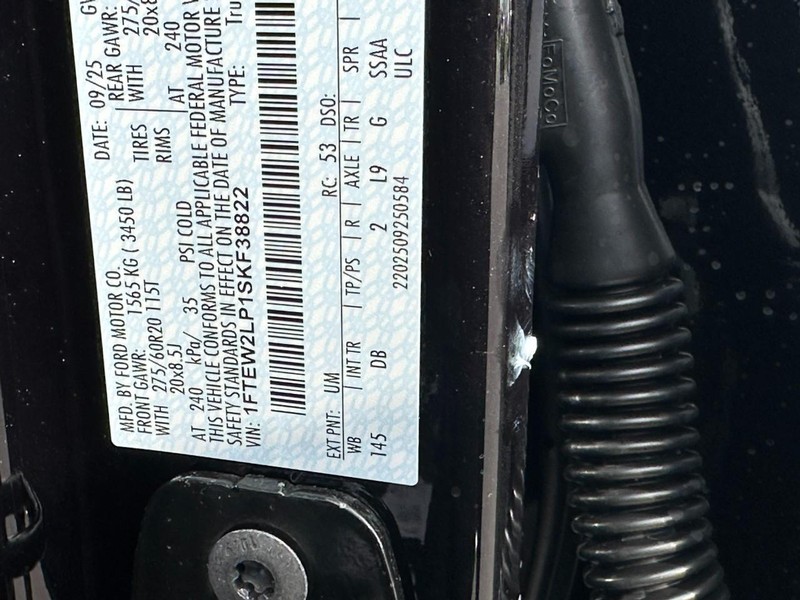 Ford F-150 Vehicle Full-screen Gallery Image 16