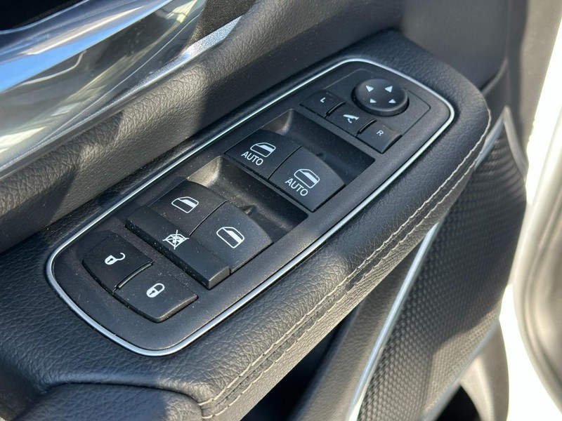 Ram 1500 Vehicle Full-screen Gallery Image 16