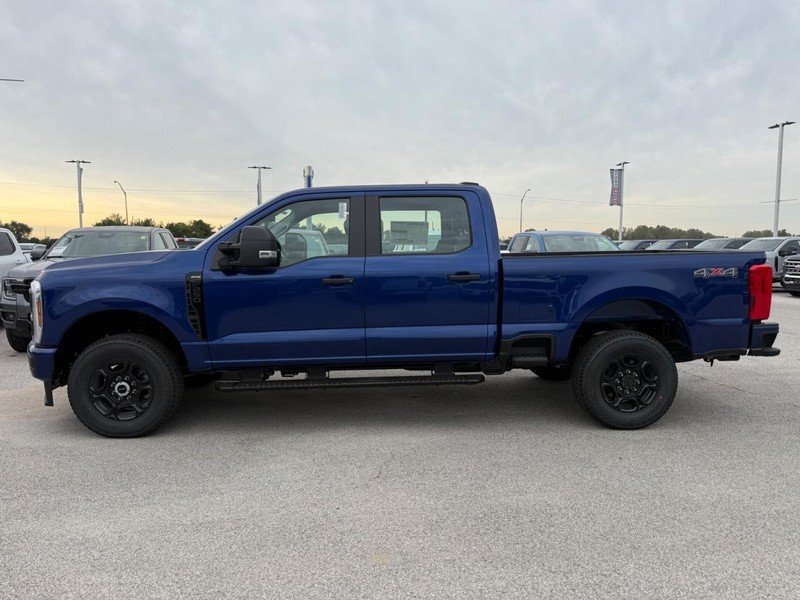 Ford Super Duty F-250 SRW Vehicle Full-screen Gallery Image 2