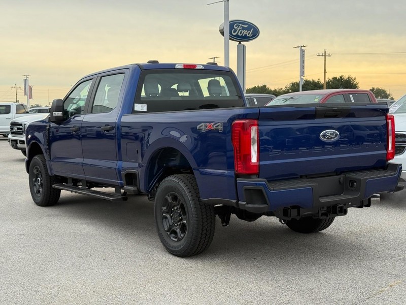 Ford Super Duty F-250 SRW Vehicle Full-screen Gallery Image 3