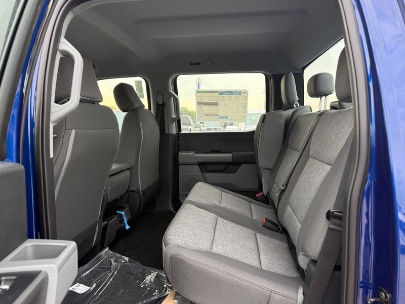 Ford Super Duty F-250 SRW Vehicle Full-screen Gallery Image 5