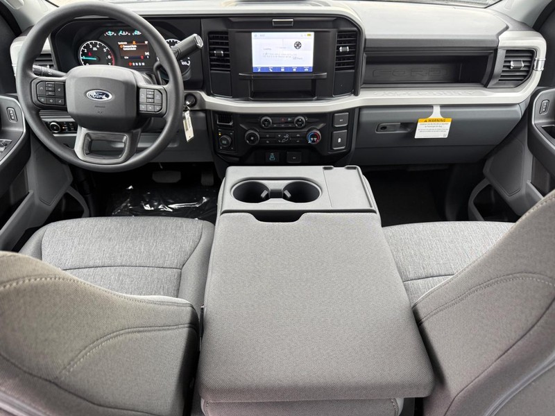 Ford Super Duty F-250 SRW Vehicle Full-screen Gallery Image 6