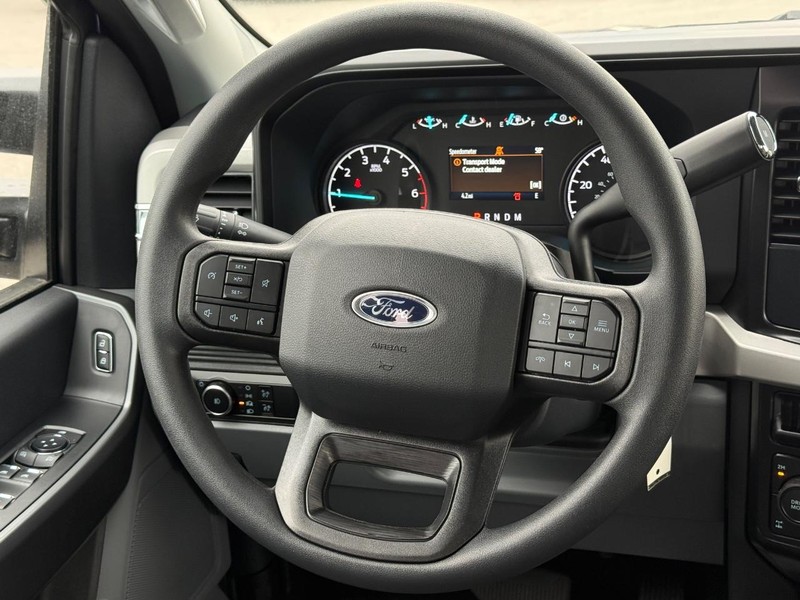 Ford Super Duty F-250 SRW Vehicle Full-screen Gallery Image 7