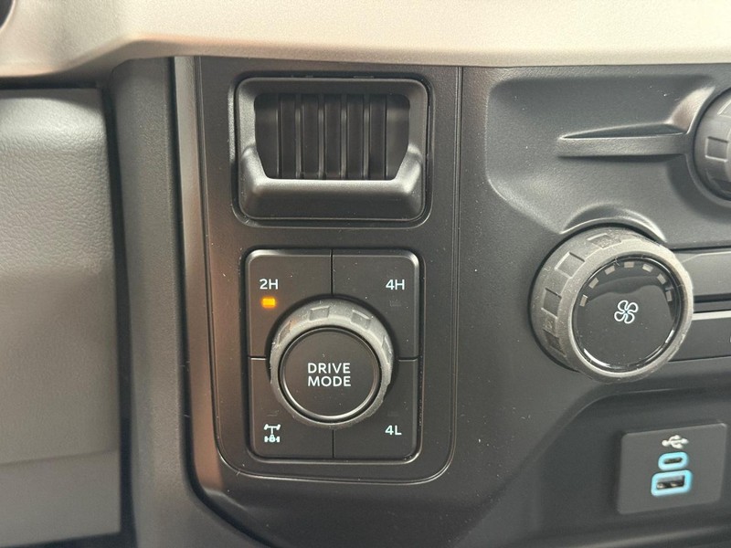 Ford Super Duty F-250 SRW Vehicle Full-screen Gallery Image 12