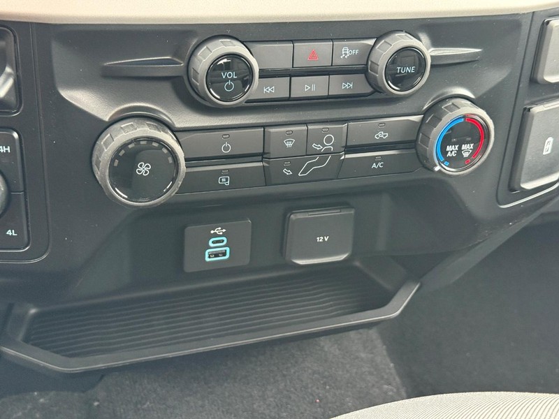 Ford Super Duty F-250 SRW Vehicle Full-screen Gallery Image 13