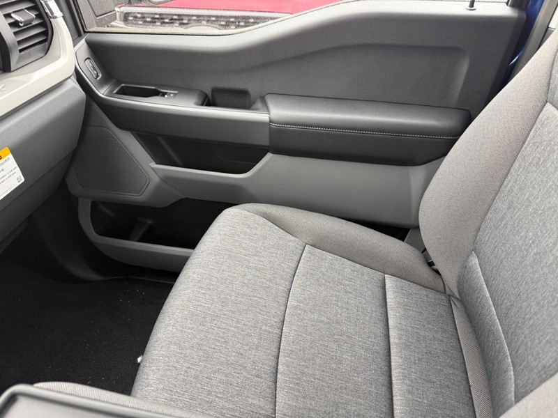 Ford Super Duty F-250 SRW Vehicle Full-screen Gallery Image 15