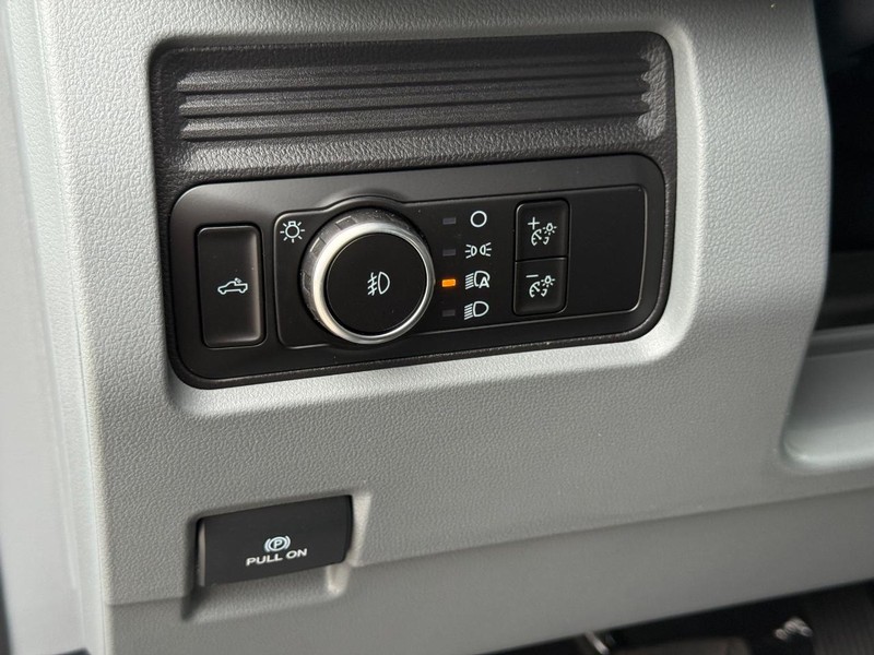 Ford Super Duty F-250 SRW Vehicle Full-screen Gallery Image 16