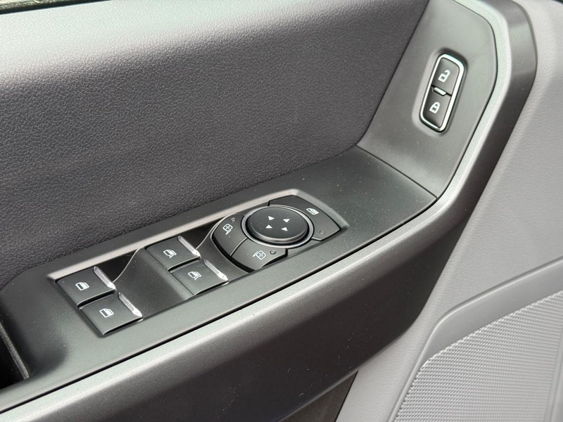 Ford Super Duty F-250 SRW Vehicle Full-screen Gallery Image 17