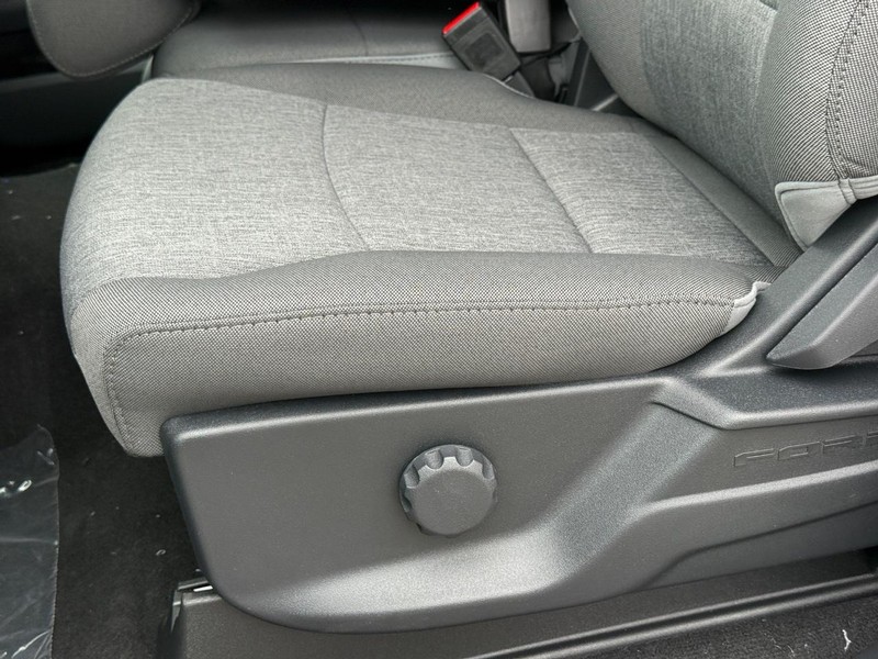 Ford Super Duty F-250 SRW Vehicle Full-screen Gallery Image 18