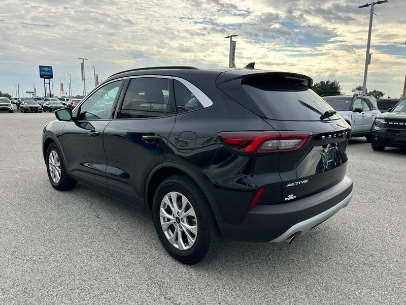 Ford Escape Vehicle Full-screen Gallery Image 3