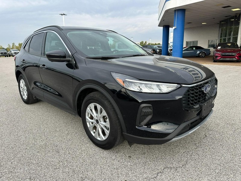 Ford Escape Vehicle Full-screen Gallery Image 8