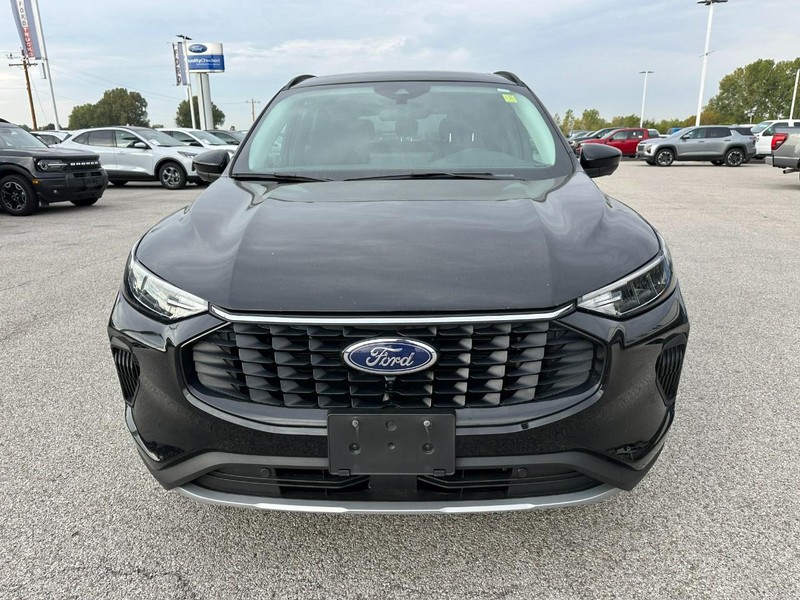 Ford Escape Vehicle Full-screen Gallery Image 9