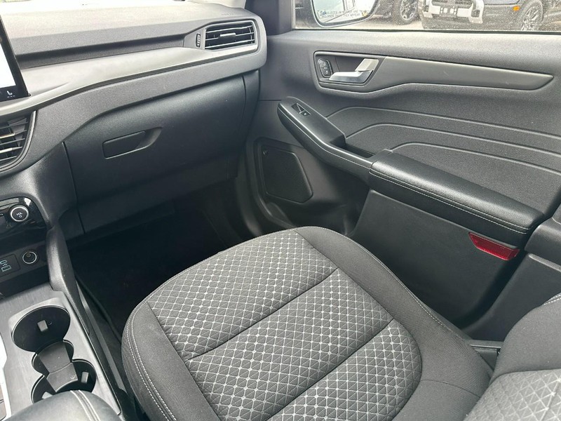 Ford Escape Vehicle Full-screen Gallery Image 16