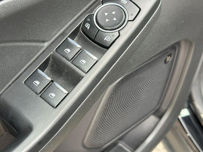 Ford Escape Vehicle Full-screen Gallery Image 17