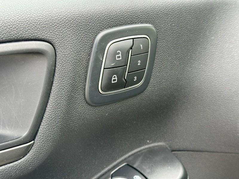 Ford Escape Vehicle Full-screen Gallery Image 18