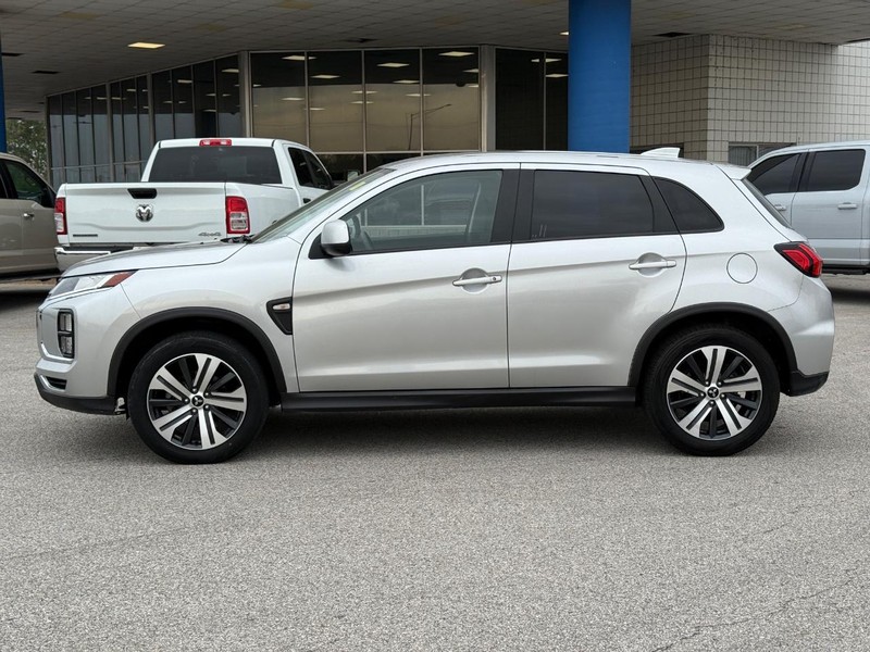 Mitsubishi Outlander Sport Vehicle Full-screen Gallery Image 2