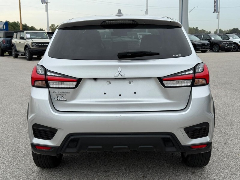 Mitsubishi Outlander Sport Vehicle Full-screen Gallery Image 4