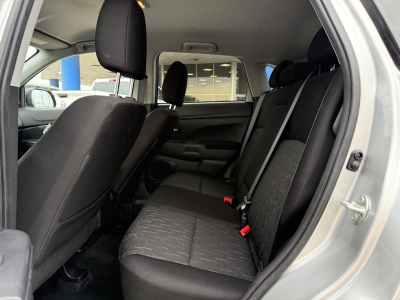 Mitsubishi Outlander Sport Vehicle Full-screen Gallery Image 10