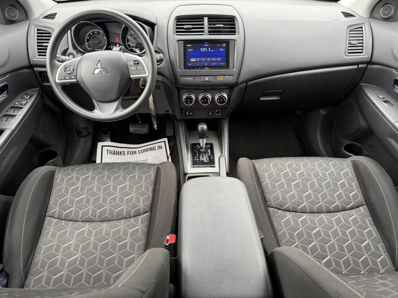 Mitsubishi Outlander Sport Vehicle Full-screen Gallery Image 11