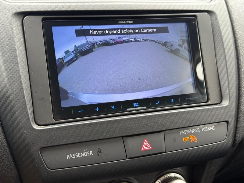 Mitsubishi Outlander Sport Vehicle Full-screen Gallery Image 16