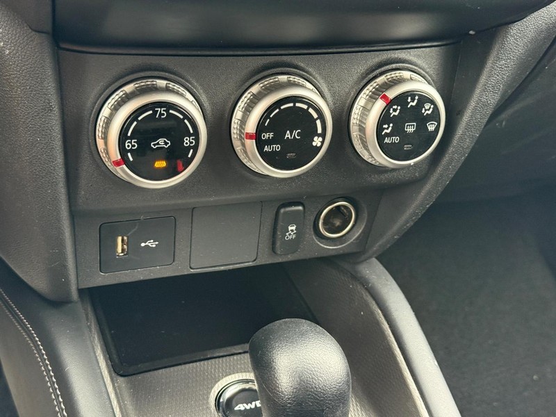 Mitsubishi Outlander Sport Vehicle Full-screen Gallery Image 17