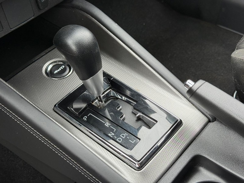 Mitsubishi Outlander Sport Vehicle Full-screen Gallery Image 18