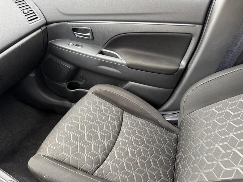 Mitsubishi Outlander Sport Vehicle Full-screen Gallery Image 19