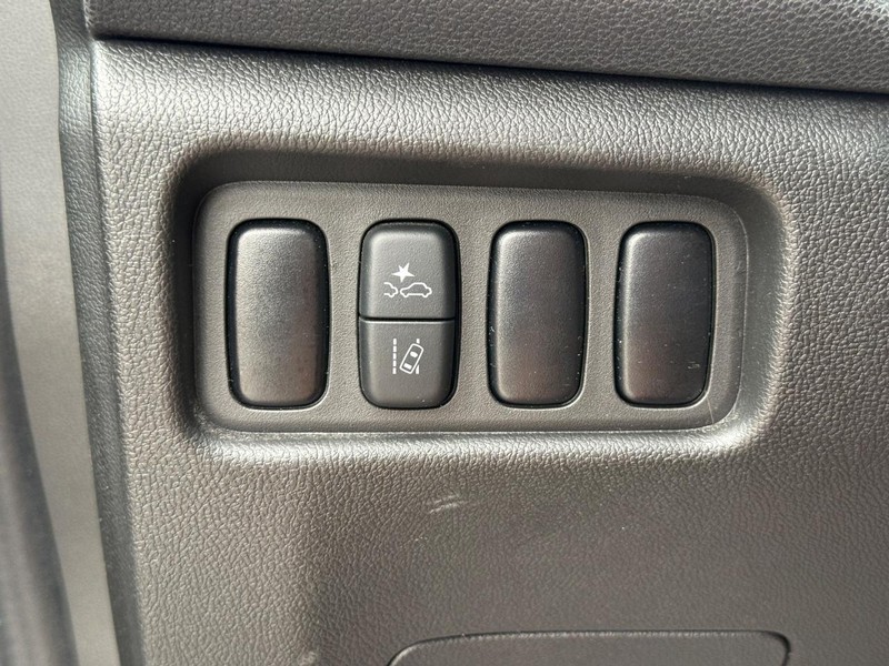 Mitsubishi Outlander Sport Vehicle Full-screen Gallery Image 21