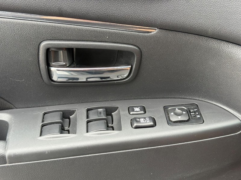 Mitsubishi Outlander Sport Vehicle Full-screen Gallery Image 22