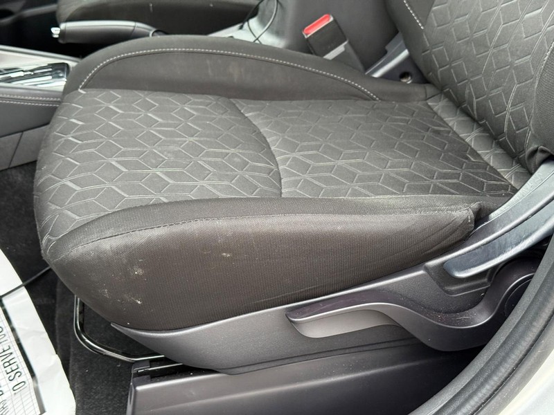 Mitsubishi Outlander Sport Vehicle Full-screen Gallery Image 23