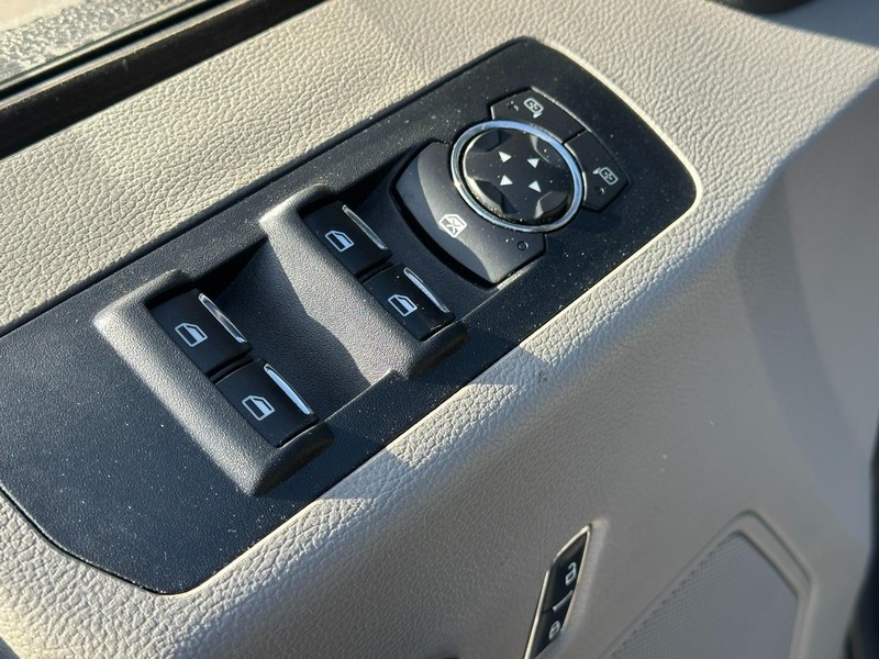 Ford F-150 Vehicle Full-screen Gallery Image 16